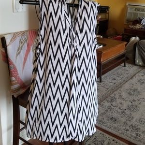 White with black zig zag sleeveless button blouse